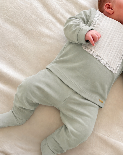 Newborn 2-Piece Footed Set – Lace Bib Top & Footed Pants (0–3 Months)
